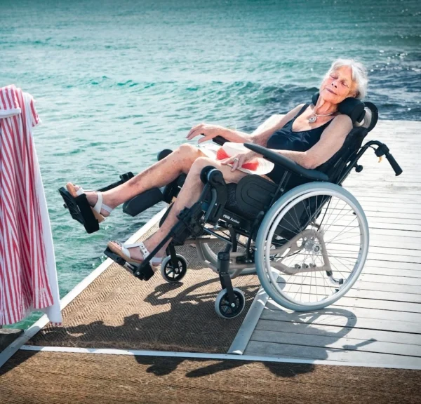 Fauteuil roulant manuel de confort Réa Azaléa – Image 2